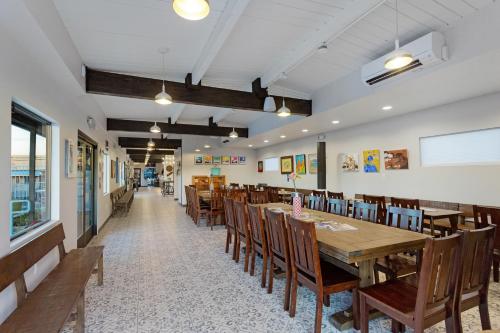 Hotel McCoy - Art, Coffee, Beer, Wine tesisinde bir restoran veya yemek mekanı