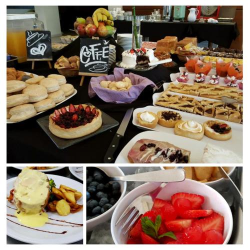 een tafel gevuld met verschillende soorten eten en desserts bij Howard Johnson Hotel Piedras Moras in Almafuerte