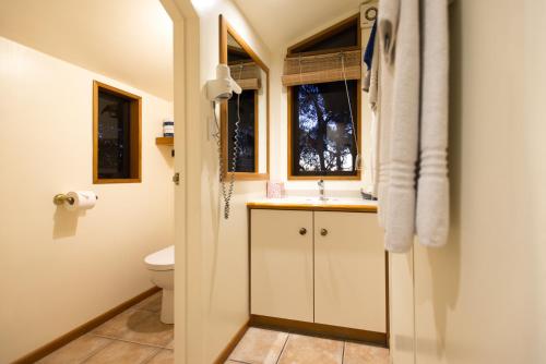 Un baño de The Wheelhouse Inn