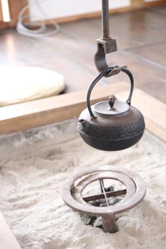 a metal pot and a wheel on the floor at KOME HOME in Tokamachi