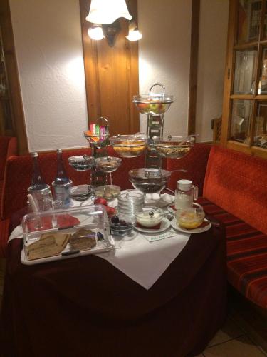 DrolshagenにあるZur alten Quelleのテーブル上の食卓