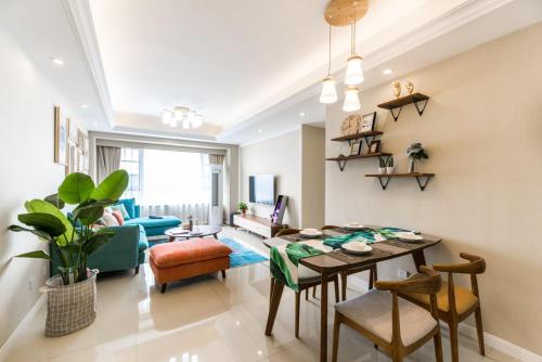 a dining room and living room with a table and chairs at Chengdu Shuangliu·Shuangliu Airport Locals Apartment 00168830 in Shuangliu