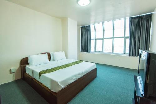 a bedroom with a bed and a television in it at King Royal 2 in Bangkok