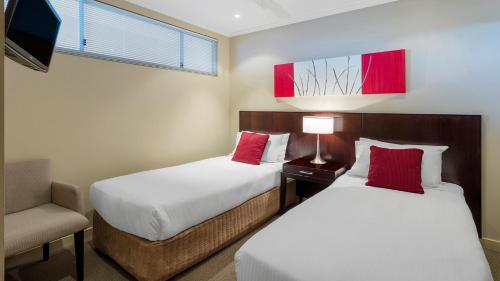Postel nebo postele na pokoji v ubytování Oaks Hervey Bay Resort and Spa