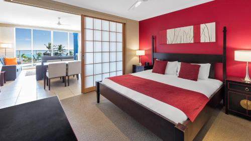 Postel nebo postele na pokoji v ubytování Oaks Hervey Bay Resort and Spa