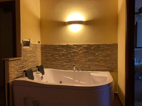 een badkamer met een groot wit bad met een licht bij Villa La Rena in Anagni