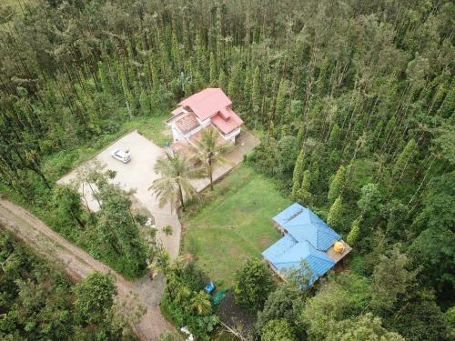 una vista aérea de una casa en medio de un bosque en Villa Vibes, en Chikmagalur
