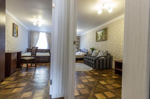 a living room with a couch and a bedroom at Apartment Ryadom S Ploshadiu Rynok in Lviv