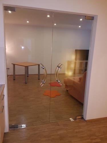 Postel nebo postele na pokoji v ubytování Wohnen im Souterrain einer Villa