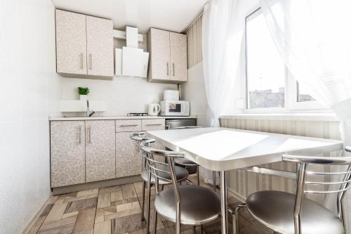 Virtuvė arba virtuvėlė apgyvendinimo įstaigoje Apartment Ryadom S Ploshadiu Rynok