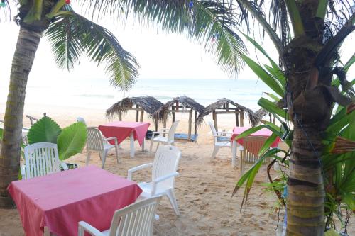 Un restaurante o sitio para comer en Royal Beach Hotel & Restaurant
