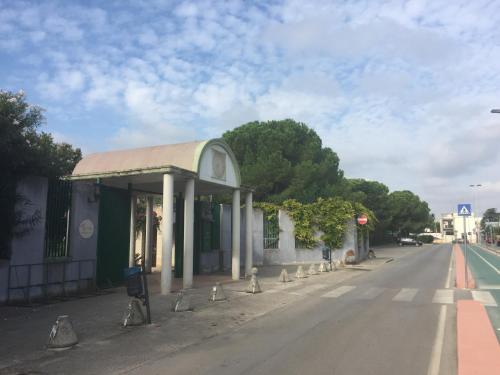 a small building on the side of a street at Vuelo in Modugno