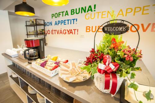 Makanan di atau berdekatan rumah tamu ini