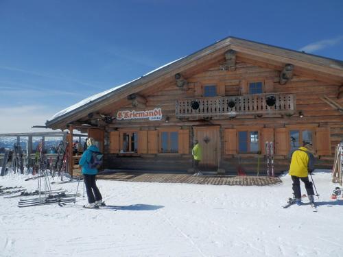 バート・ミッテルンドルフにあるCasa Emmiの建物前のスキー団