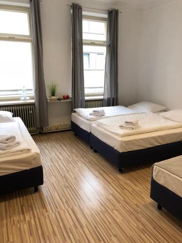 Una cama o camas en una habitación de Downtown City - PrivateRooms