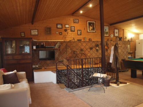 een woonkamer met een pooltafel en een televisie bij Chalet Gea in Milo