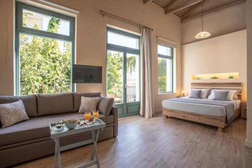 ein Wohnzimmer mit einem Sofa und einem Bett in der Unterkunft Ancient Agora Apartments in Athen