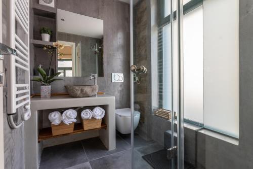 ein Badezimmer mit Dusche, Toilette und Waschbecken in der Unterkunft Ancient Agora Apartments in Athen