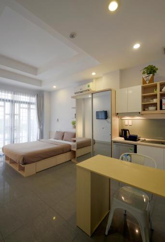 Llit o llits en una habitació de Babylon Serviced Apartment