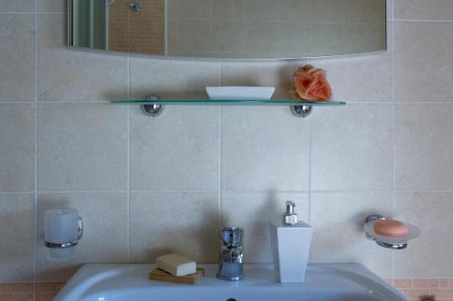 ロッカ・インペリアーレにあるCIVICO33のバスルーム(洗面台、鏡付)