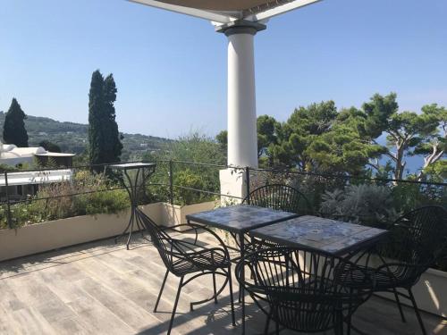 a patio with a table and chairs on a balcony at Hotel Orsa Maggiore in Anacapri