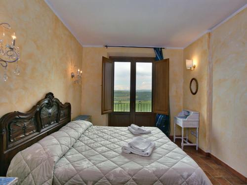 una camera con un grande letto e una finestra di Belvilla by OYO Era una Volta a Montenero
