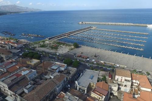 una vista aerea di un porto con barche in acqua di Acqua E Fuoco Chez Rachel a Riposto