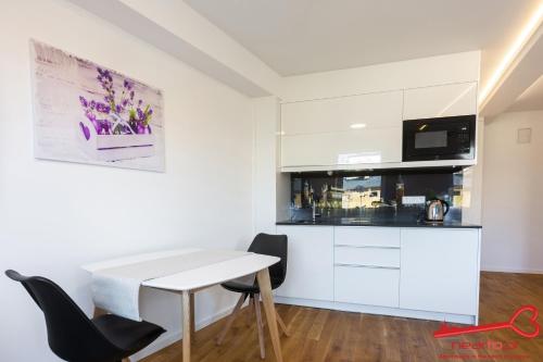 Kuhinja ili čajna kuhinja u objektu Apartment Nearto Old Town Sebastiana street