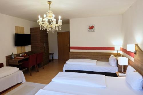 Säng eller sängar i ett rum på Romantica Hotel Blauer Hecht