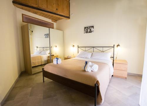 ナポリにあるLa Fontana di Rua Catalanaのベッドルーム1室(大型ベッド1台、タオル付)