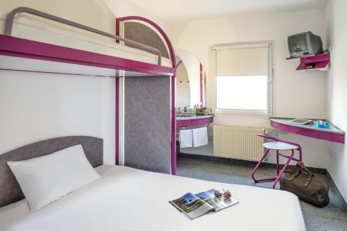 ein Schlafzimmer mit einem Etagenbett und ein Badezimmer in der Unterkunft CREO Halle Peissen in Peißen