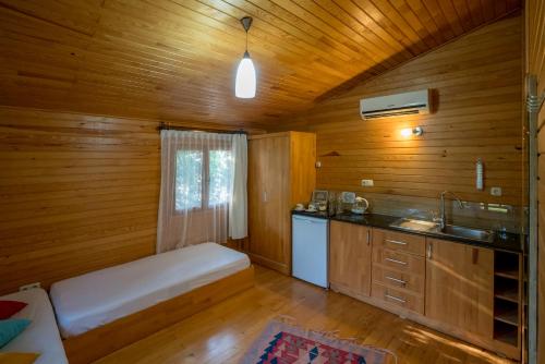 キラリにあるバラカ ハウスの木製の部屋のキッチン(ベンチ付)