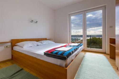 Un pat sau paturi într-o cameră la Two-Bedroom Apartment in Crikvenica XXVIII