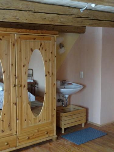 een badkamer met een wastafel en een spiegel bij Urselhof in Hermsdorf