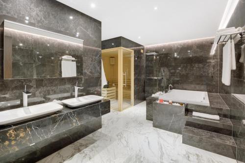 Kylpyhuone majoituspaikassa Emerald Hotel