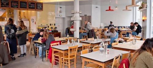 Restoranas ar kita vieta pavalgyti apgyvendinimo įstaigoje Charming 30m² border of MONTMARTRE