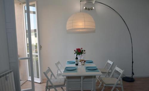 une salle à manger avec une table blanche et un éclairage dans l'établissement Petit Bijou de Rome Vatican-Trastevere, à Rome