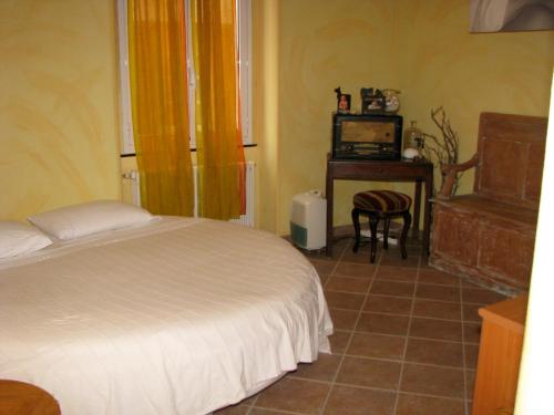 sypialnia z łóżkiem i telewizorem w obiekcie La Casa sul Fiume Aquila w mieście Finale Ligure