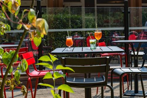 deux verres de jus d'orange assis sur une table dans l'établissement ibis Metz Nord, à Woippy