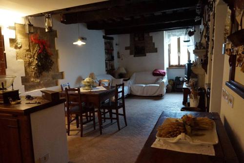 eine Küche und ein Wohnzimmer mit einem Tisch mit Essen drauf in der Unterkunft B&B La Rocca in SantʼAgata Feltria