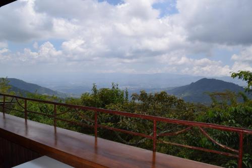 a balcony with a view of the mountains at Mirador Valle del General in La Ese