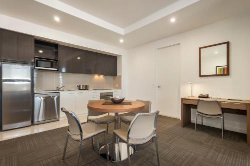Una cocina o zona de cocina en Quest on Franklin