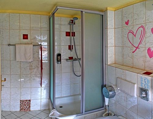 Koupelna v ubytování Hotel Schwarzes Ross Siebenlehn