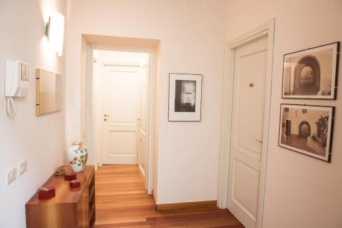 a room with a hallway with white walls and wooden floors at Lo Studio - The House Of Travelers in Como