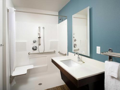 Phòng tắm tại WoodSpring Suites Fargo North Near NDSU