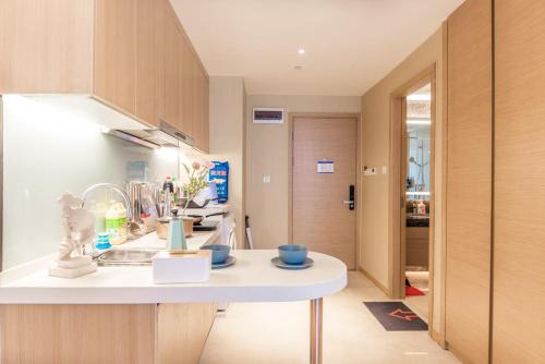 a kitchen with a white counter in a room at Chengdu Hi - Tech·Global Center Locals Apartment 00139620 in Chengdu