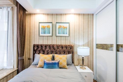 Een bed of bedden in een kamer bij Chengdu Jinjiang·Fuhuayuan Locals Apartment 00140660