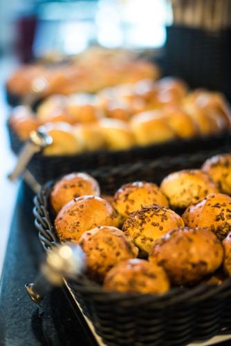 un montón de pasteles en cestas sobre una mesa en Vila Gale Marina, en Vilamoura