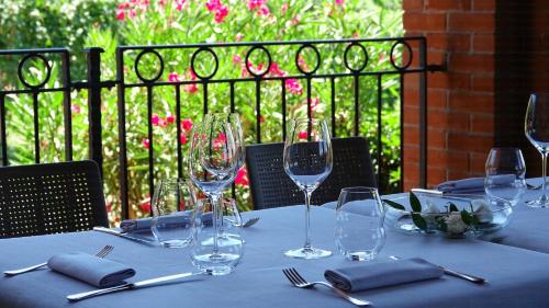 a table with wine glasses and napkins on it at Tota Virginia Antico Podere in Serralunga d'Alba