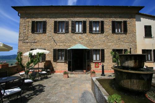 a building with a fountain in front of it at Villa Nencini in Volterra